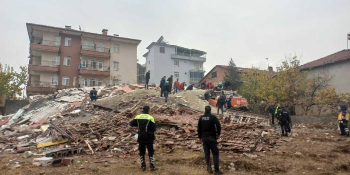 Malatya'da bir bina, yıkım sırasında kepçe operatörünün üzerine çöktü