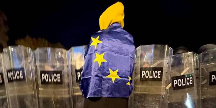 Gürcistan AB ile diyaloğu kesti, sokaklar karıştı