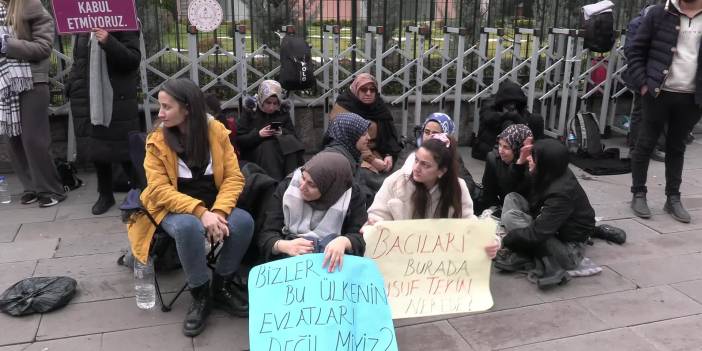 "Mülakat mağduru" öğretmen adayları MEB'in önündeki oturma eyleminde