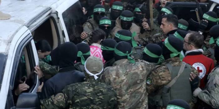 Dünya gözü Gazze'de: Hamas'ın bıraktığı üç kadın rehine İsrail'e getirildi