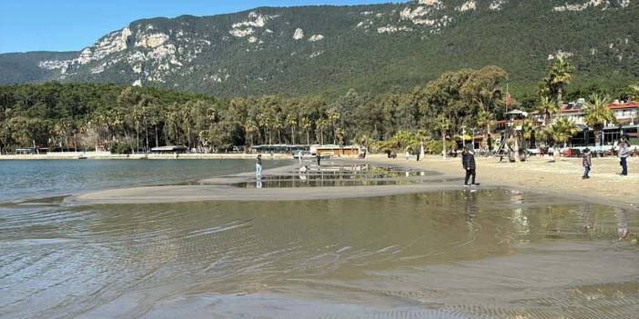 Akyaka'da deniz 30 metre çekildi