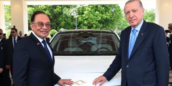 Erdoğan, TOGG hediye etti: Sürücü koltuğu yanlış tarafta