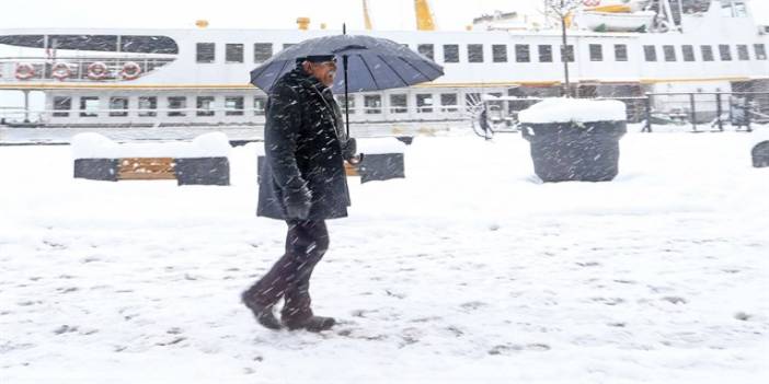 İstanbul karla mücadele ediyor: Vapurlar iptal edildi