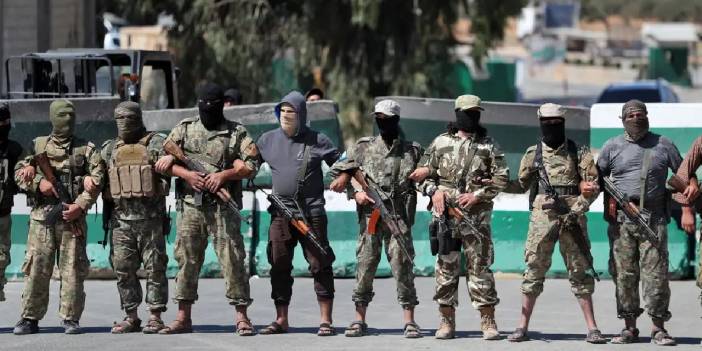 Suriye'de vahşet büyüyor: Öldürülen kişinin cesedini arabaya bağlayıp sürüklediler