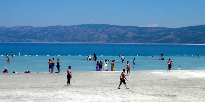 Yasağa rağmen Salda Gölü kıyısında nargile içip, çamur banyosu yaptılar