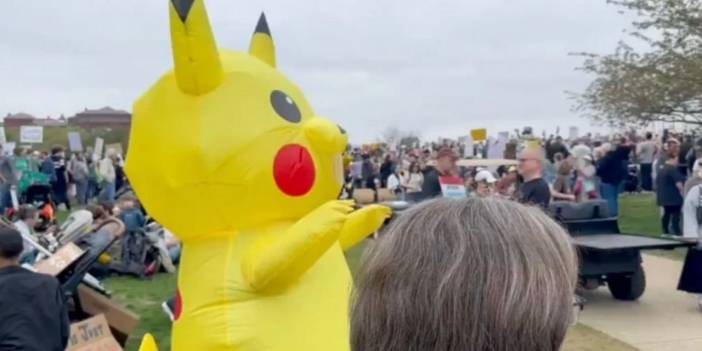 Trump ve Musk protesto ediliyor: Pikachu bu kez ABD'de