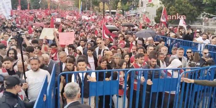 CHP'nin çağrısıyla toplanan binler, barikatı aşarak Anıtkabir'e yürüyor