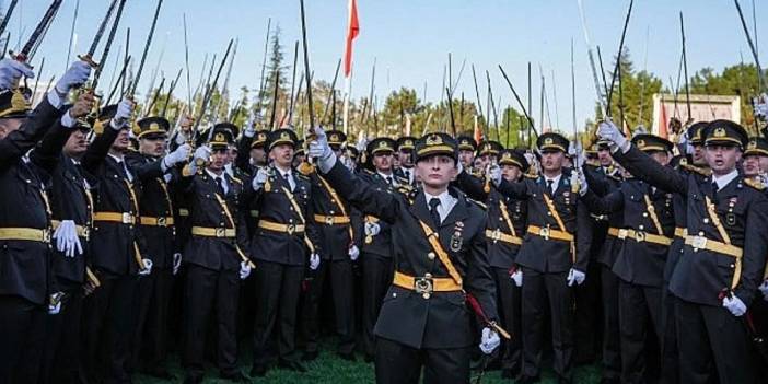 TSK'dan ihraç edilen 8 teğmenin tazminatlarını CHP milletvekilleri ödeyecek