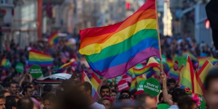 Aile Bakanlığı'ndan LGBTİ+'lar ve kadınları hedef alan resmi yazı