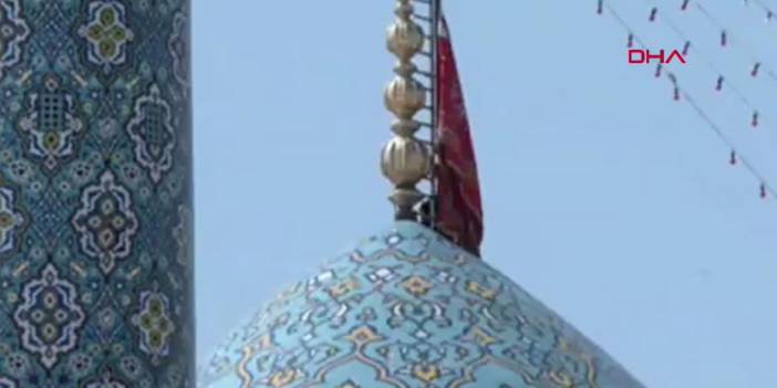 İran'da Cemkeran Camii'ne 'intikam' bayrağı asıldı