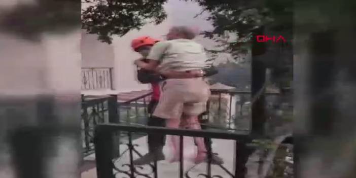 İzmir'deki yangında mahsur kalan yaşlı adam ekipler tarafından kurtarıldı
