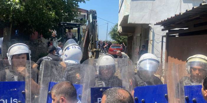 Topağacı Mahallesi'nde çevik kuvvet eşliğinde su ve elektrik kesimi