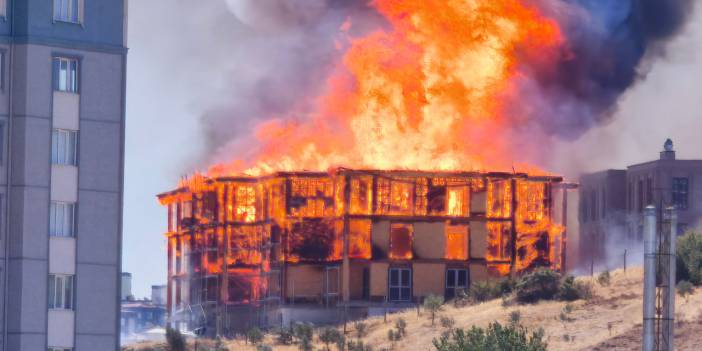 Maraş'ta lojman inşaatındaki yangın diğer binalara da sıçradı