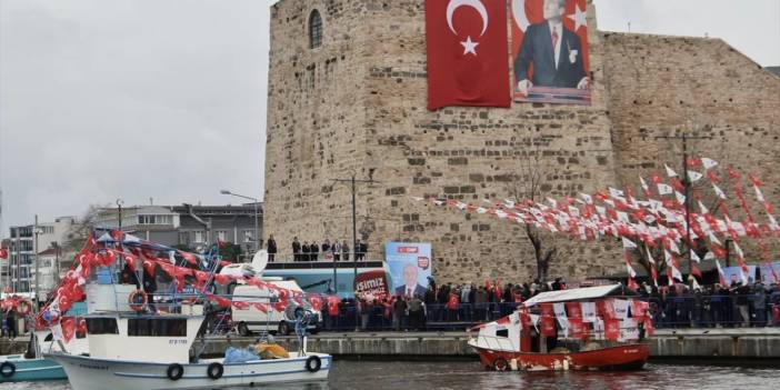 Özgür Özel, Sinop'ta miting alanına balıkçı teknesi kullanarak geldi