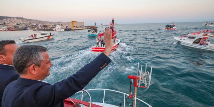 Özgür Özel, Sinop'ta miting alanına balıkçı teknesi kullanarak geldi