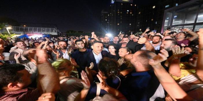 Özgür Çelik, gece boyunca CHP İstanbul İl Başkanlığı'nda olacaklarını duyurdu