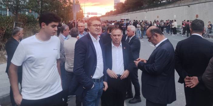 Sivil polisler CHP İstanbul İl Başkanlığı'na girmeye çalıştı, vekiller engel oldu