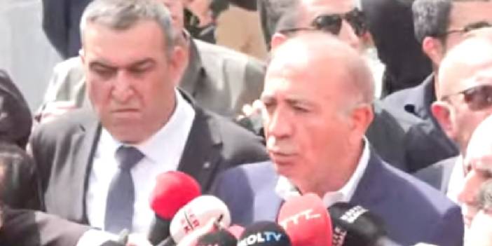 Gürsel Tekin, CHP İstanbul il binası önünde polisler eşliğinde açıklama yaptı: Su şişesi fırlatıldı