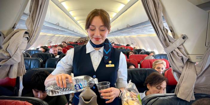 Bakan iç hat uçuşlarında su ikramını 'müjdeledi': 'İnsan utanır bunu hizmet diye yazmaya'