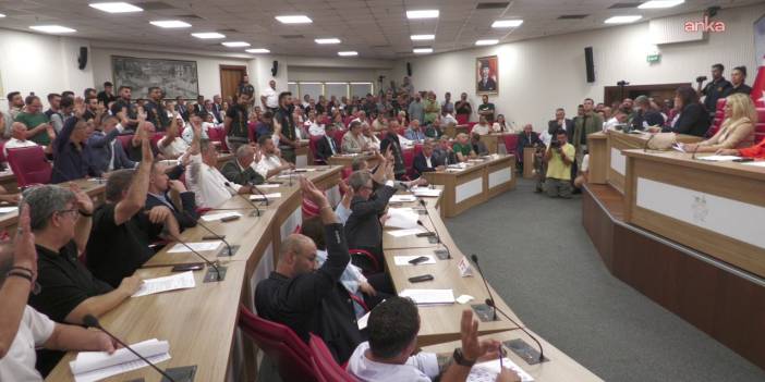 AKP’ye geçen Özlem Çerçioğlu, meclis toplantısında CHP grubuna söz vermedi