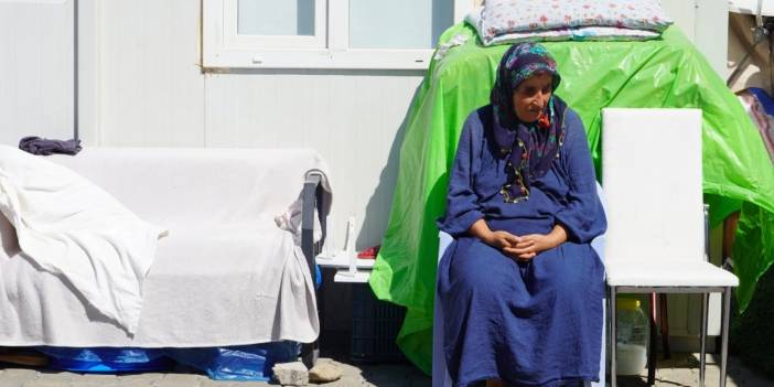 Enkazdan kurtarılan engelli depremzede: "Su yok, tuvalet bozuk, kaderimize terk edildik"