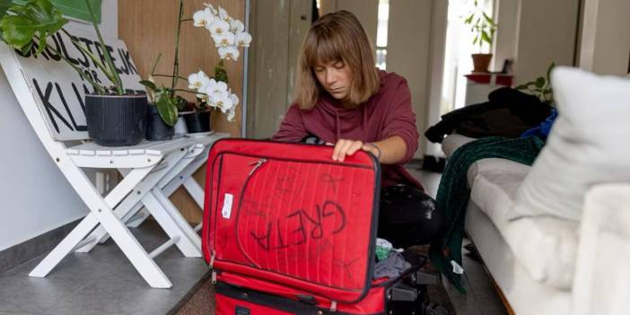 İsrail askerleri Greta’nın bavuluna hakaret içerikli yazılar yazdı