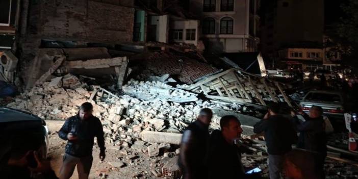 Balıkesir Sındırgı'da deprem... Alacaatlı Köyü'nde metruk bir ev yıkıldı