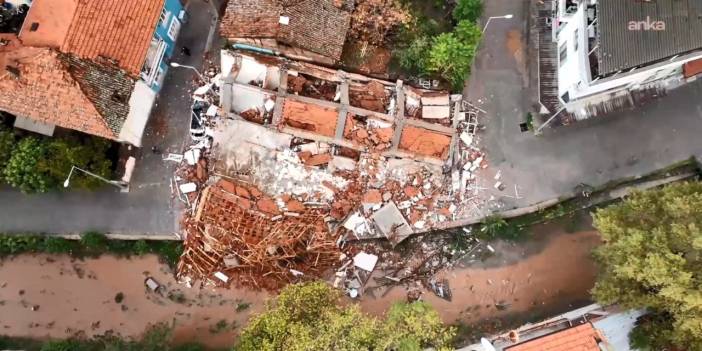 Balıkesir Sındırgı’daki depremin etkisi ile yıkılan binalar görüntülendi