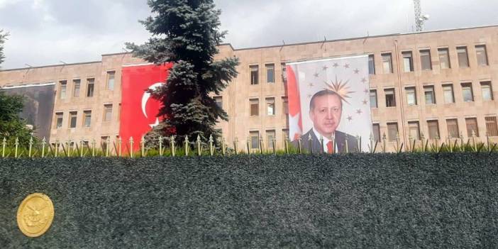 Cumhuriyet tarihinde ilk: TSK binalarına Erdoğan'ın posteri asıldı