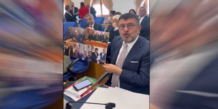 Veli Ağbaba, Hüseyin Gün'le AKP'lilerin fotoğrafları ile Meclis'e geldi
