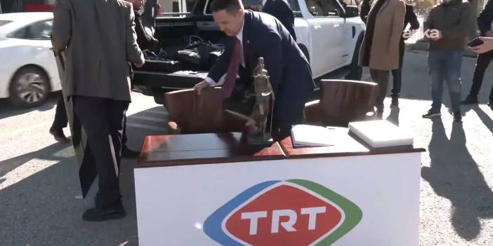 CHP'li Akdoğan TRT önünde stüdyo kurdu: 'TRT, saray yalancılığı yapıyor'