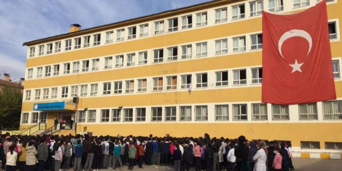 Şanlıurfa Siverek'te ortaokulda idarecilere yönelik saldırı girişimi engellendi