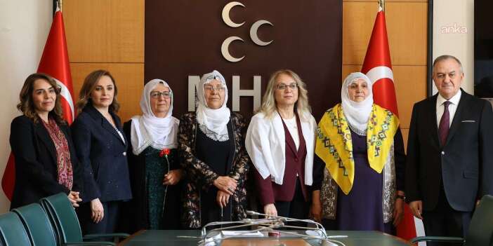 Barış Anneleri'nden MHP'ye ziyaret: Beyaz tülbent hediye ettiler