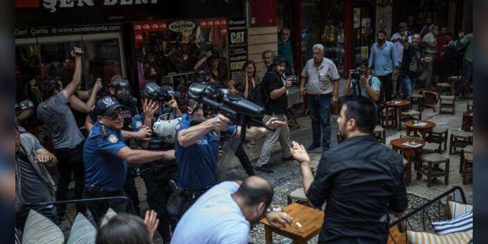 AYM kararına Emniyet direnişi: Savcılık 3 kez istedi, Cumartesi Anneleri’ne saldıran polislerin isimleri gönderilmedi