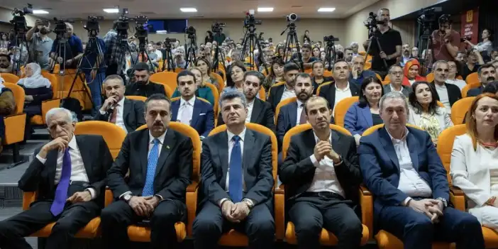 Diyarbakır’da Barış Forumu: Özgür Özel, Feti Yıldız, Selahattin Demirtaş'tan "umutlu" mesajlar