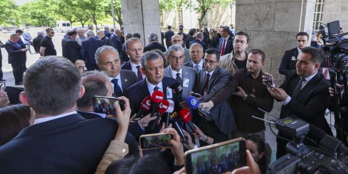 Özgür Özel: Bugün Olağanüstü Kurultay ile ilgili imza toplama süreci başlatıldı