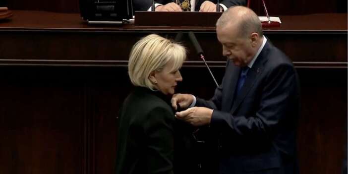 CHP'den istifa etmişti... Nimet Özdemir, AKP'ye katıldı
