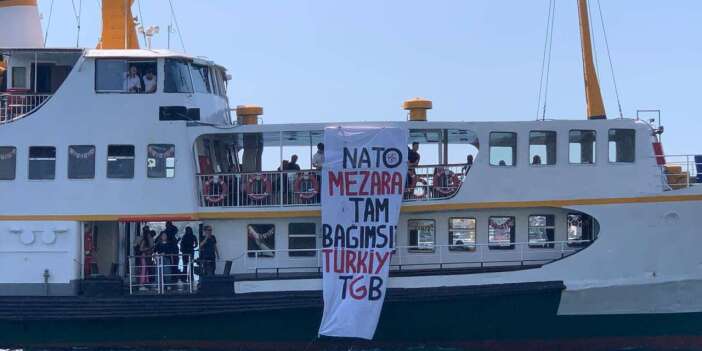 "NATO mezara, tam bağımsız Türkiye" pankartı açan 4 kişi gözaltına alındı