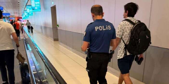 Komedyen Deniz Göktaş havaalanında gözaltına alındı