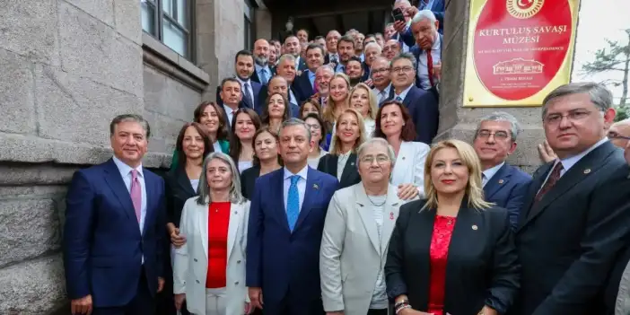 Yeni Parti'de ilk toplantı: Özgür Özel oy birliği ile genel başkan seçildi, yönetim belli oldu