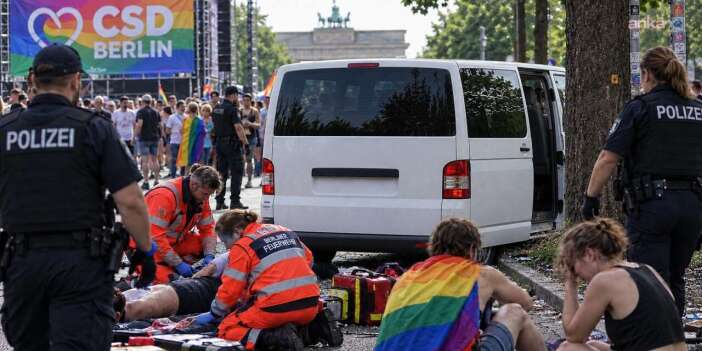 Berlin'deki "onur yürüyüşü"nde minibüs kalabalığın arasına daldı: 1 ölü, 16 yaralı