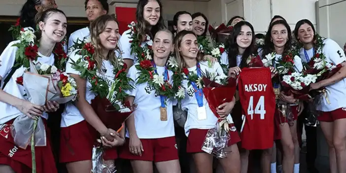 VNL şampiyonu A Milli Kadın Voleybol Takımı yurda döndü: 2023 yazını tekrar yaşatmak istiyoruz
