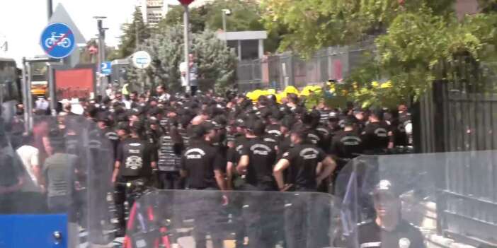Enerji Bakanlığı'na yürümek isteyen madencilere polis ablukası