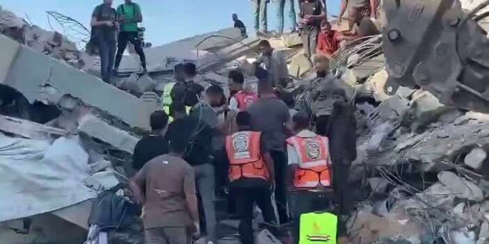 Gazze’de İsrail saldırılarında hasar gören bina çöktü: Enkazda yaklaşık 100 kişi var