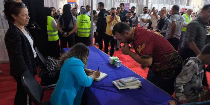 Başak Demirtaş, Selahattin Demirtaş’ın kitaplarını imzaladı: En yakın zamanda aramızda olacağını umuyorum