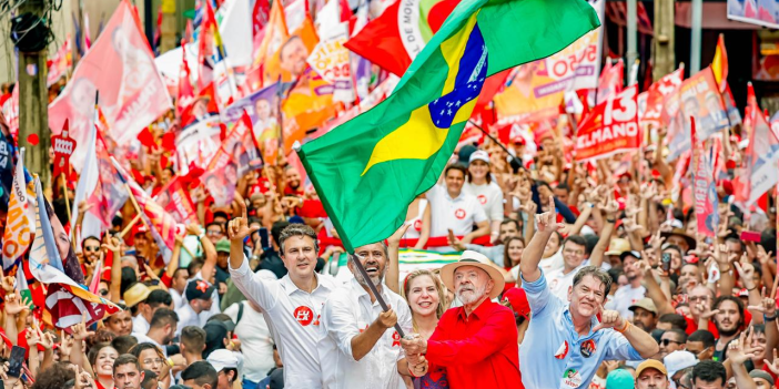 Bolsonaro’nun oğlu Lula’yı geçti: Brezilya’da seçim ikinci tura kaldı