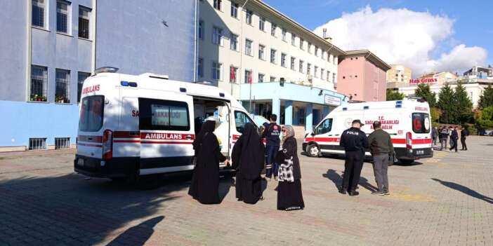 İstanbul'da imam hatip ortaokulunda bıçaklı kavga: 3'ü ağır 8 öğrenci yaralandı