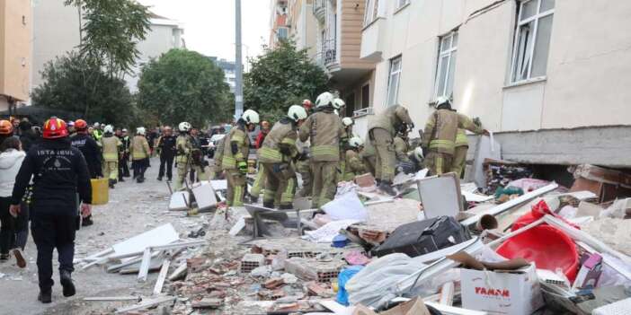 Maltepe'de 7 katlı binanın 3 katı çöktü: 2 kişi hayatını kaybetti