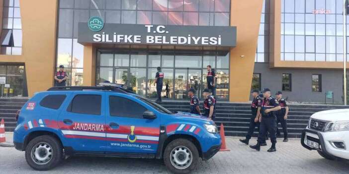 Silifke Belediyesi'ne operasyon: 7 kişi gözaltında