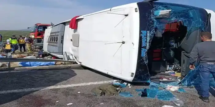 Manisa'da tur otobüsü ile çekici çarpıştı: 11 ölü, 27 yaralı